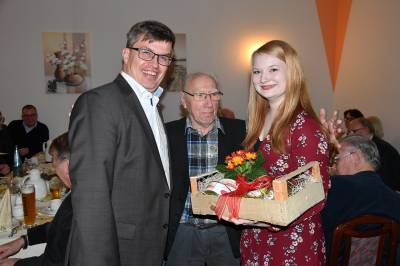 50 Jahre CDU-Stadtverband Lage  ein runder Geburtstag wird gefeiert - Michael Biermann (li.) und Esther Engelke (re.) gratulieren Friedrich Schnüll, der am 1. Dezember 1969 den CDU-Stadtverband Lage mit gründete. 