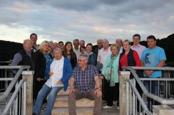 CDU-Lage besucht Adlerwarte in Berlebeck - Das Foto zeigt die CDU-Besucher zusammen mit Klaus Hansen (2.v.li.) auf der Freiflugtribüne.