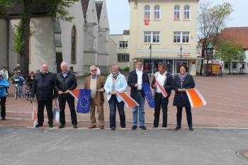 Volksradfahren der CDU - Gaben die Strecke frei (v.li.): Bundestagsabgeordnete Heinrich Zertik und Cajus Caesar, Europaabgeordneter Elmar Brok, Landtagskandidatin Heike Görder, Stadtverbandsvorsitzender Michael Biermann, Bürgermeister Christian Liebrecht sowie Kreisvorsitzende Kerstin Vieregge.