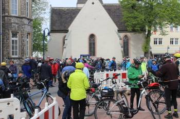 Volksradfahren der CDU - Ließen es sich im Freibad bei Suppe, Kaffee und Kuchen wohl ergehen: die 200 Teilnehmer des 39. CDU-Volksradfahrens.