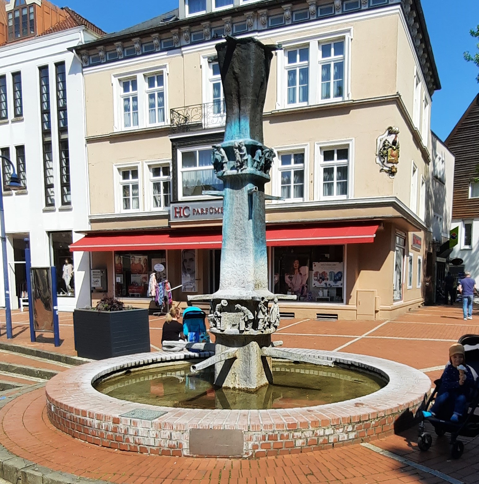 Zentrum des Marktplatzes: Der Zieglerbrunnen. 